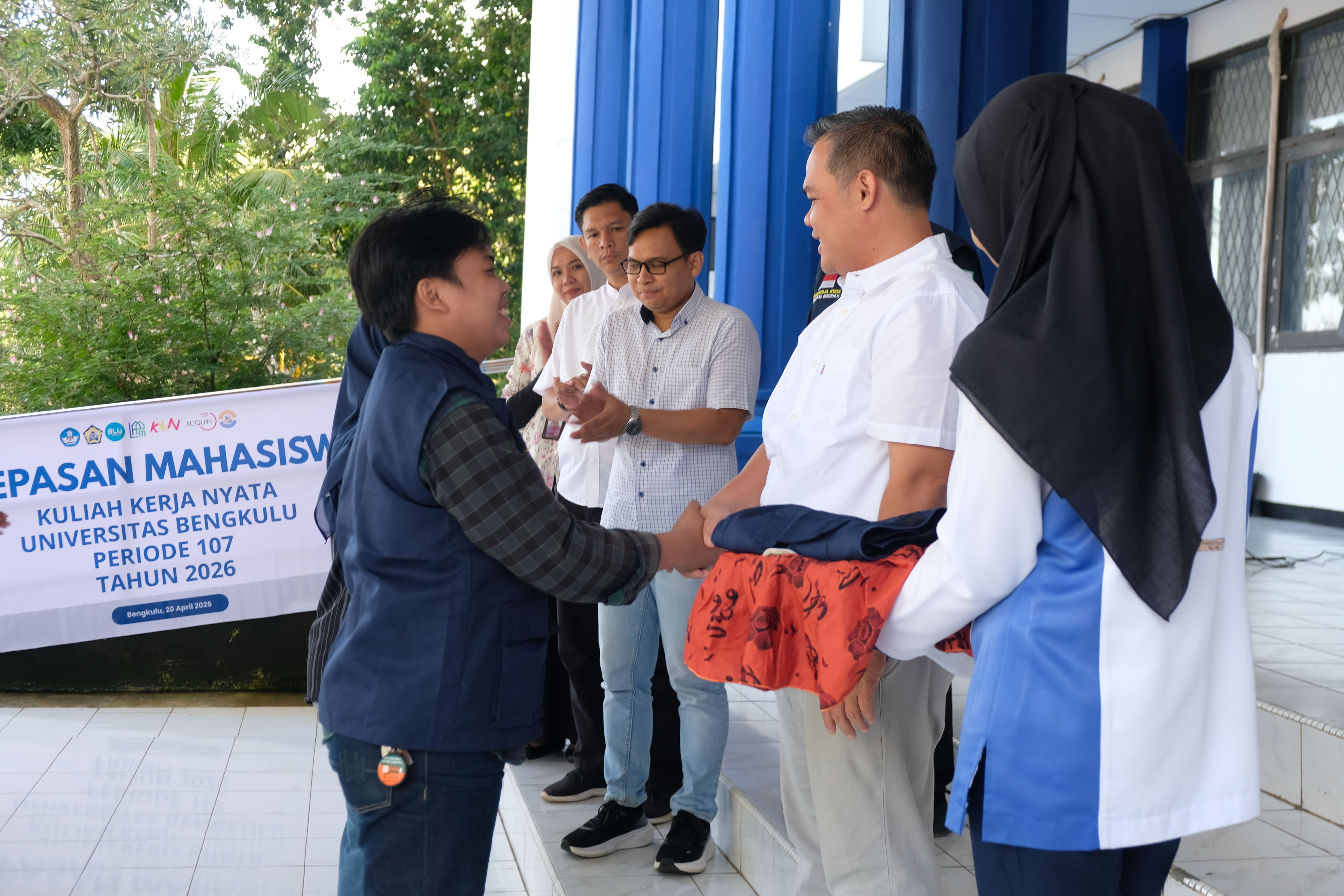 Pemakaian Atribut KKN Periode 107 Th 2026