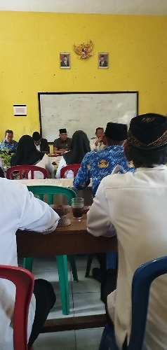 kumpul bersama guru, camat, perangkat desa, setelah upacara bendera, kecematan merigi sakti desa arga indag 2